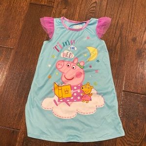 Girls Peppa Pig nightgown.  Size 5t.  Excellent condition.